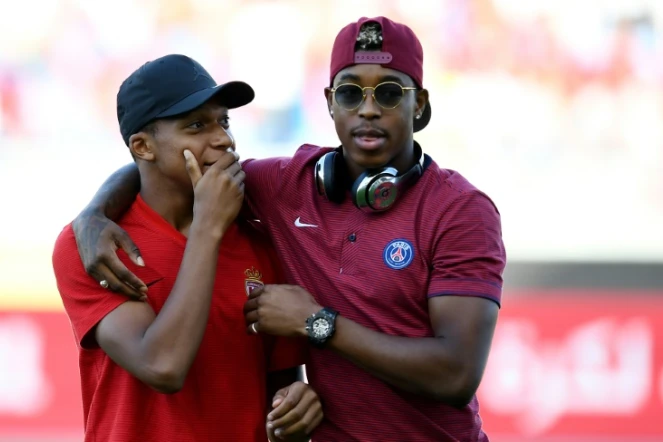 L'attaquant de Monaco Kylian Mbappé et le défenseur du PSG Presnel Kimpembe, avant le Trophée des champions, le 29 juillet 2017 à Tanger