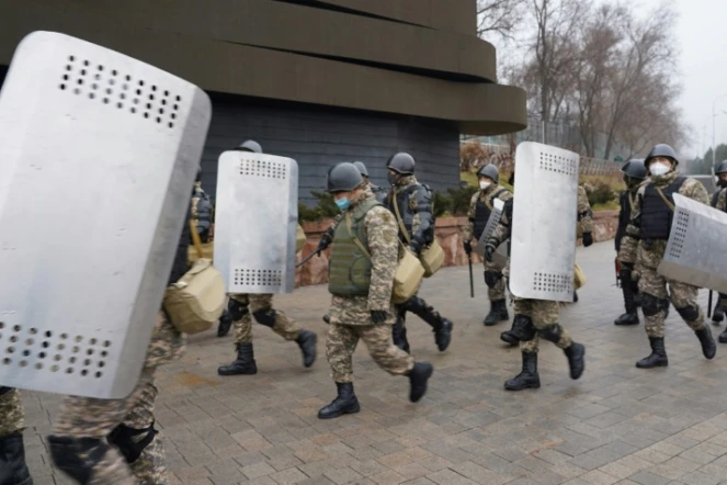 Des policiers patrouillent les rues d'Almaty au lendemain d'importantes manifestations qui ont dégénéré en violences, le 5 janvier 2022. 