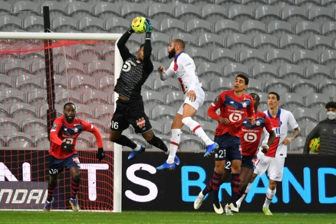 Le gardien lillois Mike Maignan s'interpose devant le Parisien Layvin Kurzawa lors du choc de Ligue 1 disputé à Villeneuve-d'Ascq, le 20 décembre 2020