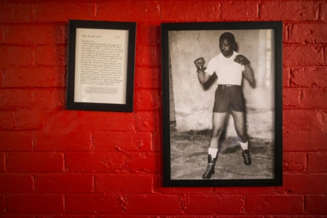 Un cliché noir et blanc de Nelson Mandela en tenue de boxeur et une copie de la lettre qu'il écrivit à sa fille Zindzi depuis le bagne de Robben Island accrochés au mur d'un gymnase de Soweto, le 11 juillet 2018 en Afrique du Sud