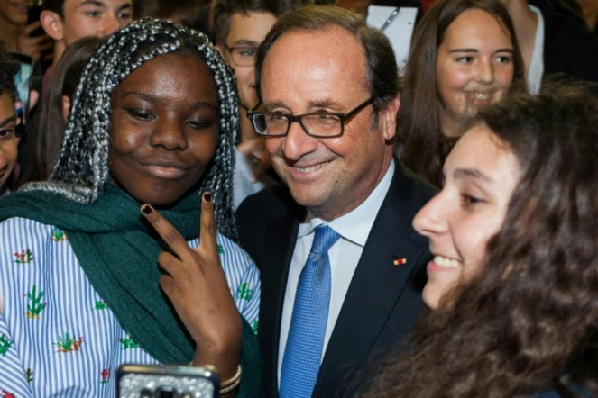 L'ancien président Francois Hollande (c) pose avec des collégiennes à Angoulême, le 19 septembre 2017