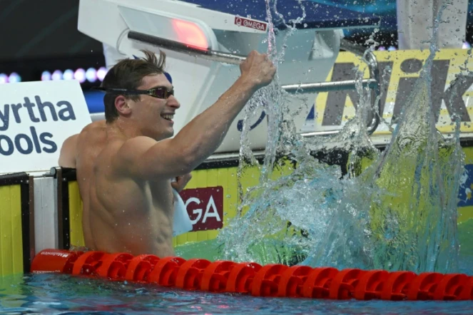 Le nageur français Maxime Grousset célèbre sa qualification en finale du 50m nage libre après un barrage disputé jeudi à Budapest dans le cadre des championnats du monde le 23 juin 2022