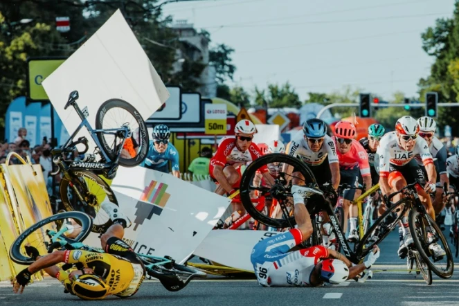 Le vélo de Fabio Jakobsen (g) après que celui-ci a été projeté dans les tribunes à pleine vitesse après avoir été tassé par Dylan Groenewegen (au sol à g) dans le sprint de la 1re étape du Tour de Pologne le 5 août 2020 à Katowice