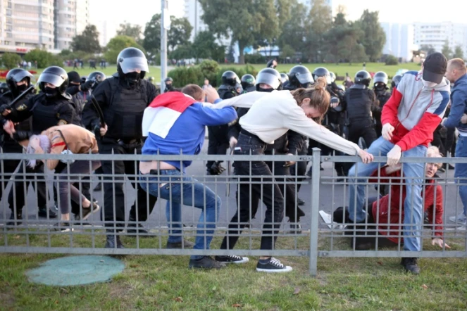 Des policiers arrêtent des manifestants lors d'un rassemblement contre la prestation de serment du président Alexandre Loukachenko, le 23 septembre 2020 à Minsk, au Bélarus