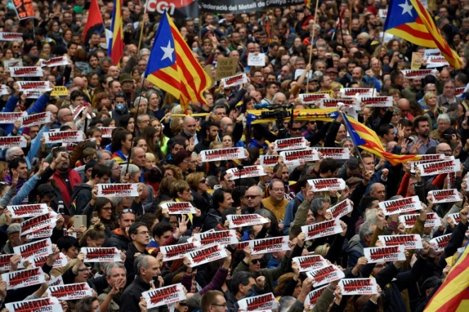 Des manifestants pro-indépendance défilent à Barcelone lors d'une grève, le 8 novembre 2017