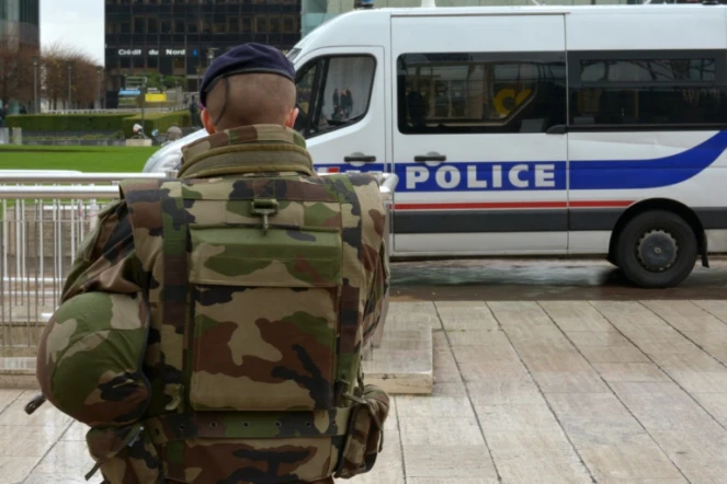 Un soldat français devant un véhicule de police à Paris, le 25 novembre 2015