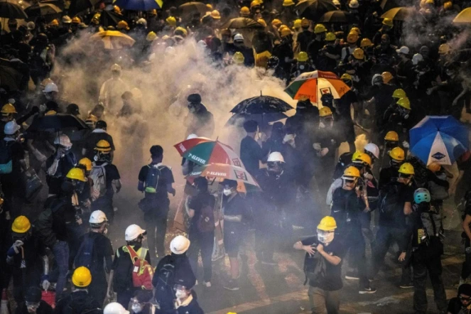 La police tire des gaz lacrymogènes pour disperser les manifestants, le 21 juillet 2019 à Hong Kong