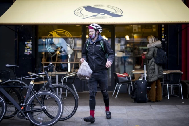 Un employé d'Upcircle collecte du marc de café pour en faire des cosmétiques, le 10 février 2022 à Londres