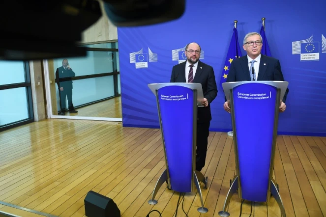 Le président de la commission européenne Jean-Claude Juncker (d) et le président du Parlement européen Martin Schulz, lors d'une conférence de presse à Bruxelles le 17 décembre 2015