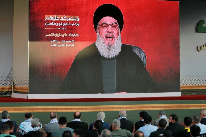 Des partisans du Hezbollah regardent un discours télévisé de son chef Hassan Nasrallah dans la banlieue sud de Beyrouth, le 3 novembre 2023 au Liban