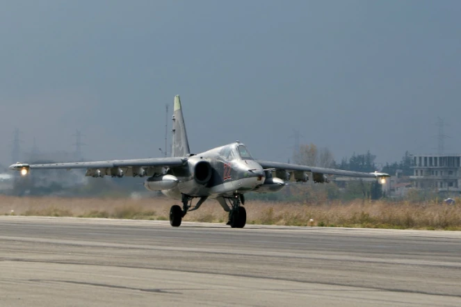 Un avion de combat russe (Sukhoi) atterrit sur la base aérienne de Lattaquié en Syrie, le 16 décembre 2015