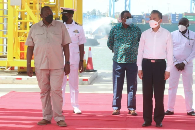 Le président kényan Uhuru Kenyatta (G) et le ministre chinois des Affaires étrangères Wang Yi (D) visitent le 6 janvier 2022 un nouveau terminal portuaire à Mombasa, au Kenya, financé par la Chine