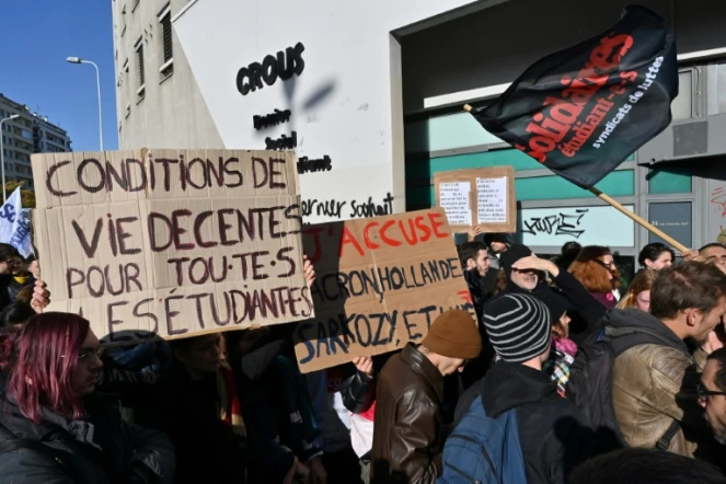Des étudiants manifestent le 12 novembre 2019 devant le Crous à Lyon après que l'un d'entre eux s'est grièvement brûlé en s'immolant vendredi