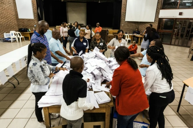 Des agents électoraux comptent les bulletins de vote, le 8 mai 2019 à Durban, en Afrique du Sud