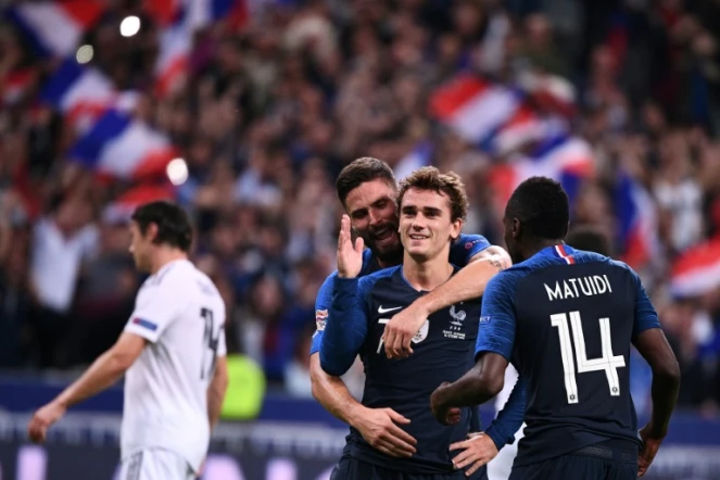 Antoine Griezmann congratulé par Olivier Giroud et Blaise Matuidi après son 2e but avec les Bleus contre l'Allemagne au Stade de France, le 16 octobre 2018
