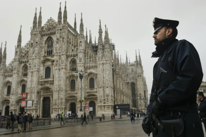 Un policier italien patrouille le 19 novembre 2015 près de la cathédrale de Milan, située sur la piazza del Duomo