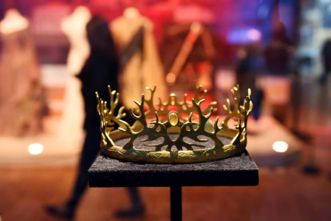 La couronne de la "Maison Baratheon", photographiée le 7 septembre 2015 lors de l'inauguration d'une exposition dédiée à la série HBO "Game of Thrones" au Carrousel du Louvre à Paris 