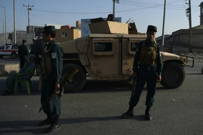 Des policiers afghans en faction près d'un hôtel à Kaboul, après un attentat le 1er août 2016