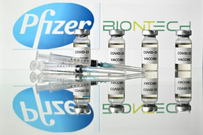 Illustration de seringues à côté du logo des laboratoires Pfizer et BioNTech, le 17 novembre 2020. 