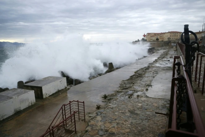 Des rafales de vent pouvant atteindre jusqu'à 130 km/h et de fortes vagues sont attendues à partir de lundi matin sur la façade atlantique et les côtes de la Manche dans le cadre de la tempête Carmen