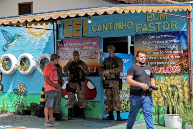 Des forces de sécurité se tiennent devant une crèche où un assaillant a tué quatre enfants à coups de hache à Blumenau, Etat de Santa Catarina, au Brésil, le 5 avril 2023
