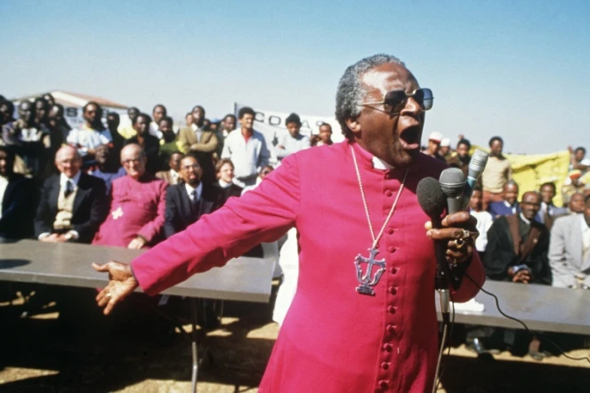 Desmond Tutu le 10 juillet 1985 lors des funérailles de quatre militants anti-apartheid dans le township de Duduza, près de Johannesburg