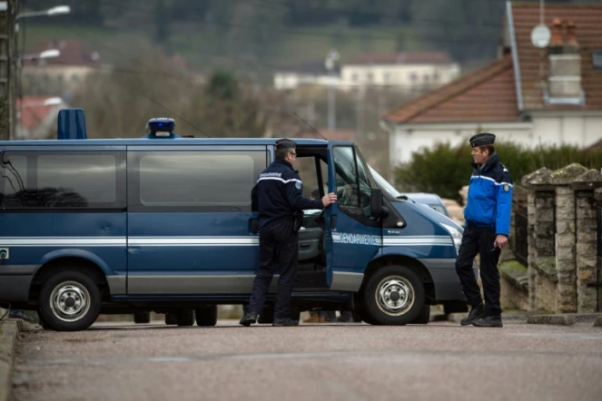 Les gendarmes garés devant la maison de Jonathann Daval le 29 janvier 2018 à Gray-la-Ville