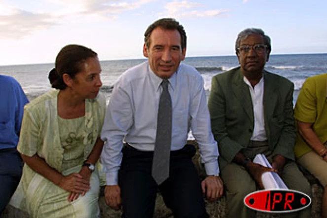 François Bayrou (au centre en compagnie d'Anne Marie Payet et de Jean-Paul Virapoullé), président de l'UDF, effectuera une visite officielle de deux jours à La Réunion
