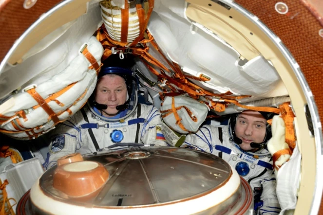 Une photo fournie par l'Agence Spatiale Européenne montrant Thomas Pesquet (d), et Oleg Novitsky, dans leur capsule, le 31 mai 2017