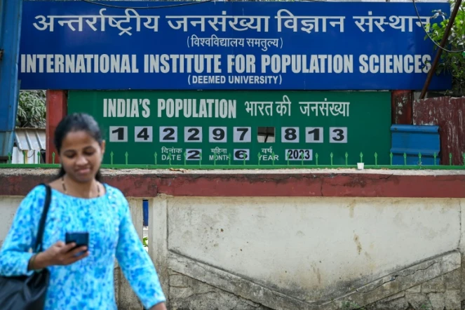 L'horloge démographique de l'Inde sur la façade de l'Institut international des sciences de la population, le 2 juin 2023 à Bombay