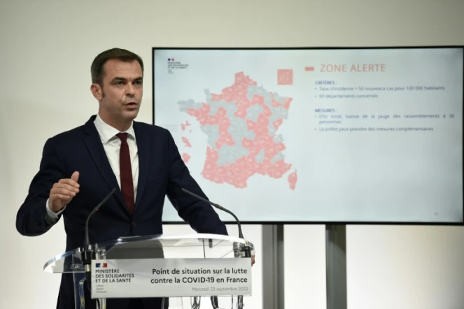 Le ministre français de la Santé Olivier Véran lors d'une conférence de presse à Paris le 23 septembre 2020
