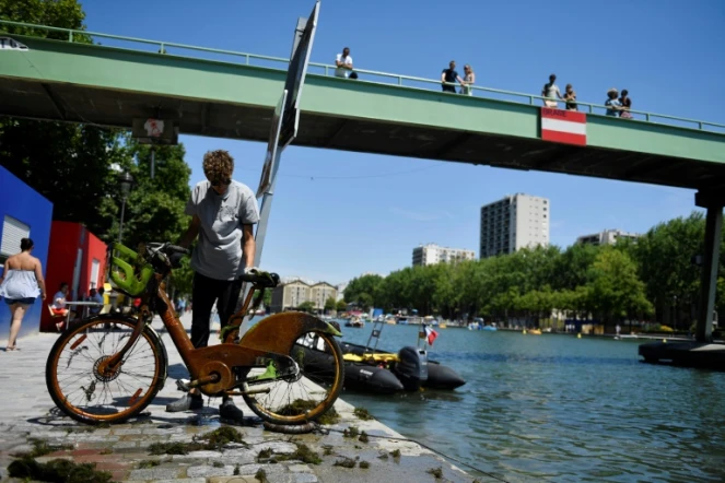 Un vélo sorti des eaux du bassin de la Villette lors d'une opération de nettoyage, à Paris le 16 juillet 2022