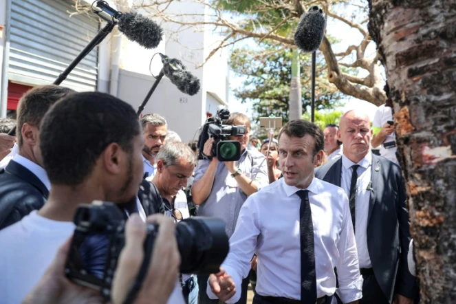Emmanuel Macron lors d'une visite surprise dans le quartier rénové des Camélias, le 24 octobre 2019 à Saint-Denis-de-la-Réunion