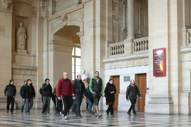 Le public vient assister au procès d'etarras présumés qui comparaissent pour le meurtre d'un policier, au palais de justice de Paris le 2 novembre 2015