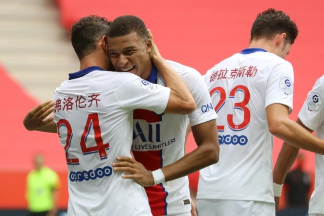 Kylian Mbappé félicité par ses coéquipiers après son penalty réussi pour le PSG à Nice, le 20 septembre 2020