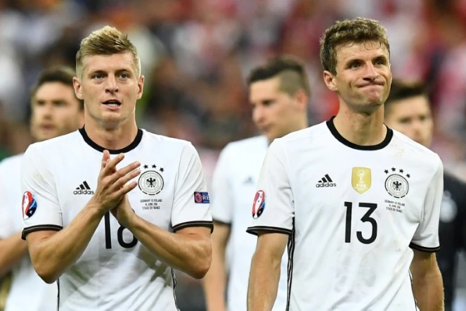 Les millieux de terrain allemands Toni Kroos (gauche) Thomas Mueller à l'issue du match contre la Pologne (0-0) au Stade de France à Saint-Denis, le 16 juin 2016 