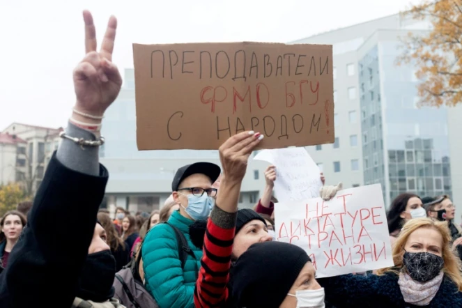 Des professeurs et des étudiants participent à la grève à Minsk, le 26 octobre 2020