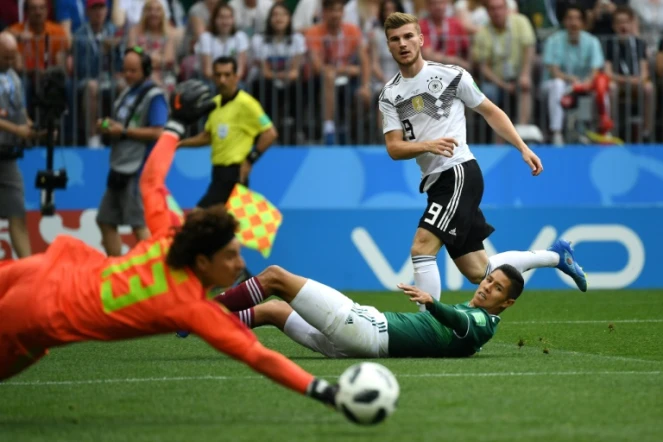 Le gardien mexicain Guillermo Ochao arrête une frappe de l'attaquant allemand Timo Werner, le 17 juin 2018 à Moscou