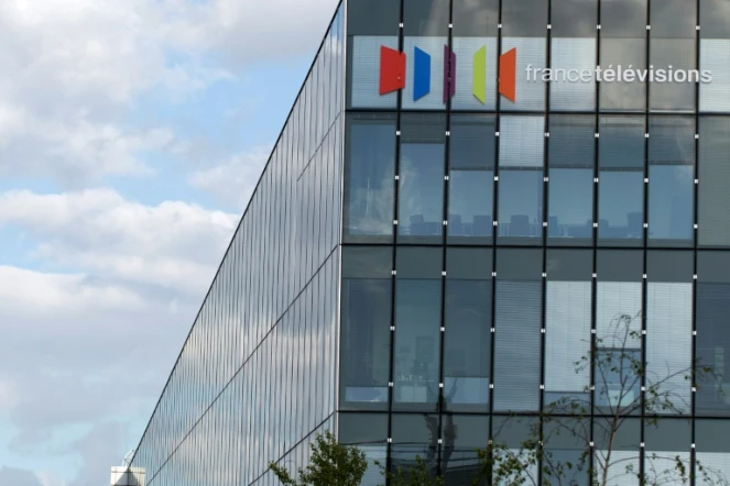 Le logo de France Télévisions sur la façade de son siège, le 9 mai 2015 à Paris