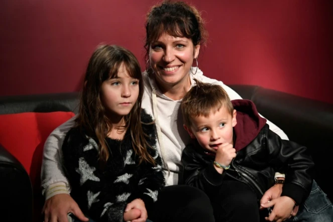 Aurelie Bingler avec ses enfants Jessie et Lola née avec une malformation du bras droit, à Guidel le 6 novembre 2018