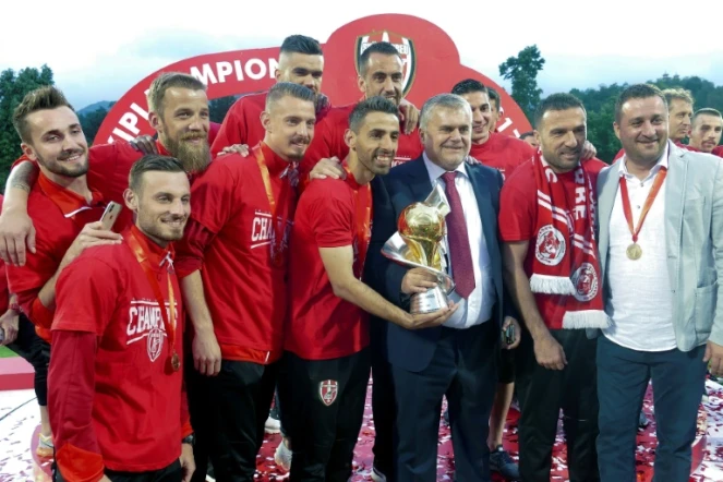 Les joueurs du club albanais de Skenderbeu et leur président Ardian Takaj après avoir remporté le titre national, le 23 mai 2018 à Korca