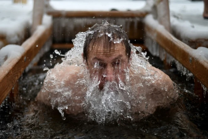 Un fidèle orthodoxe plonge dans un plan d'eau glaciale à Moscou le 19 janvier 2015 pour célébrer l'Epiphanie 