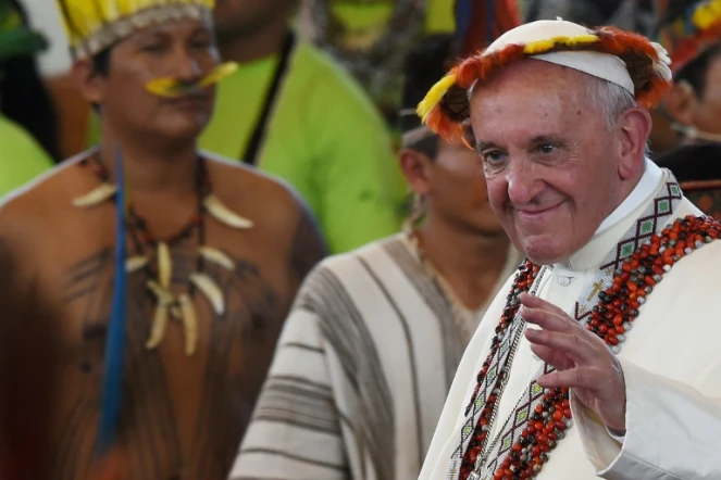Le pape François porte les cadeaux qui lui ont été offerts par des communautés indigènes à Puerto Maldonado (Pérou) le 19 janvier 2018