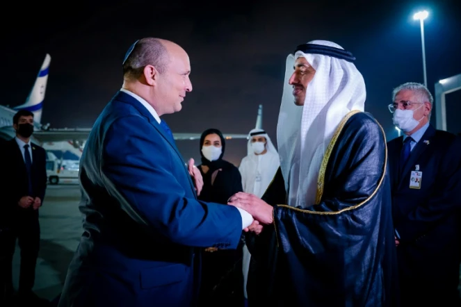 Le ministre des Affaires étrangères des Emirats, Abdallah ben Zayed (d) accueille le Premier ministre israélien Naftali Bennett à son arrivée à l'aéroport d'Abou Dhabi, le 12 décembre 2021