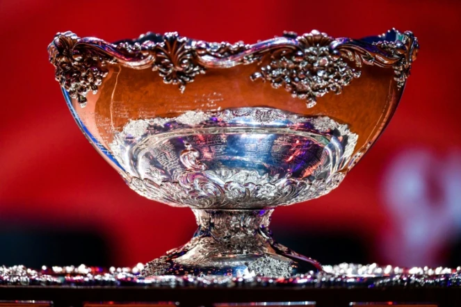 Le trophée de la Coupe Davis, lors du tirage au sort des rencontres, le 22 novembre 2018 à Villeneuve-d'Ascq, à la veille de la finale entre la France et la Croatie au Stade Pierre-Mauroy