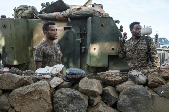 Des soldats éthiopiens à l'entrée du camp de Dansha, dans l'ouest du Tigré, le 25 novembre 2020