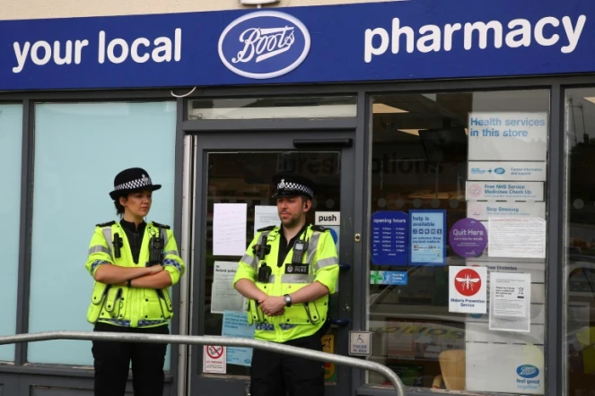 Des policiers en faction devant une pharmacie à Amesbury, près de Salisbury dans le sud de l'Angleterre, le 4 juillet 2018
