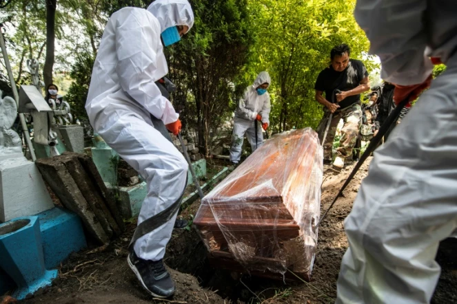 Un enterrement dans le cimetière d'Azcapotzalco à Mexico, le 6 août 2020