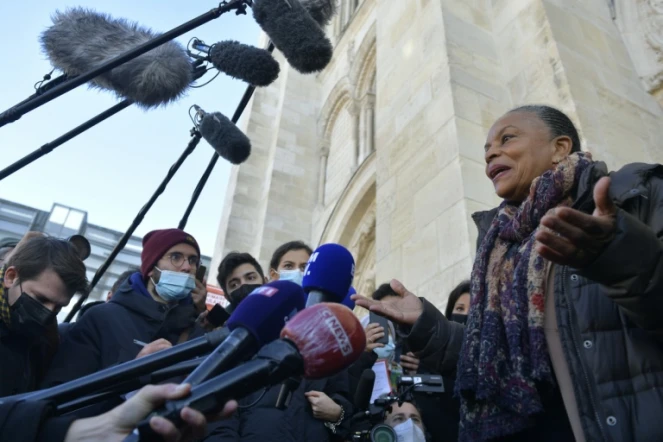 L'ancienne ministre Christiane Taubira s'exprime devant la presse le 18 décembre 2021 à Saint-Denis, près de Paris, où elle a effectué son premier déplacement depuis l'annonce de sa possible candidature à l'élection présidentielle