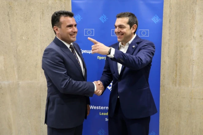Le Premier ministre macédonien Zoran Zaev (g) et son homologue grec Alexis Tsipras à Sofia, le 17 mai 2018
